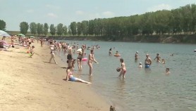 Vreme CANICULARĂ. Oamenii au dat năvală pe plajele din Capitală și de la Vadul lui Vodă